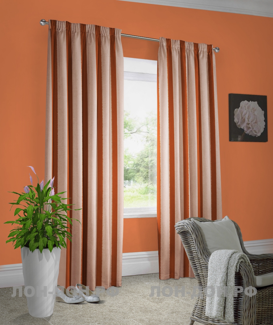 Оранжевые стены — белые шторы с оттенком оранжевого в темно-оранжевую полоску